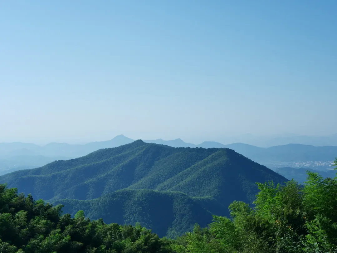 群山连绵，山脚下隐约可见市镇