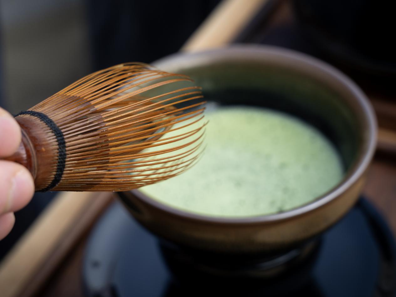 竹制茶筅点茶的瞬间